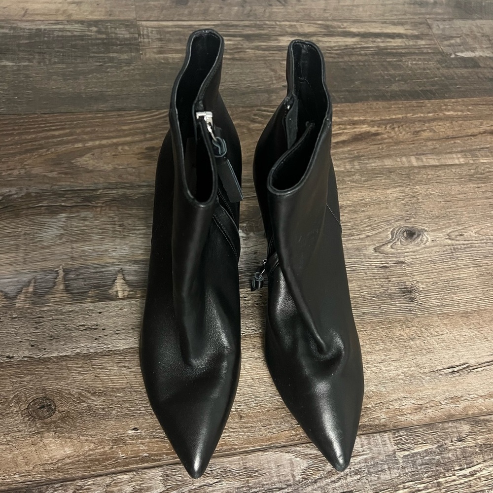Sals fifth Avenue Black leather ankle boots size 8